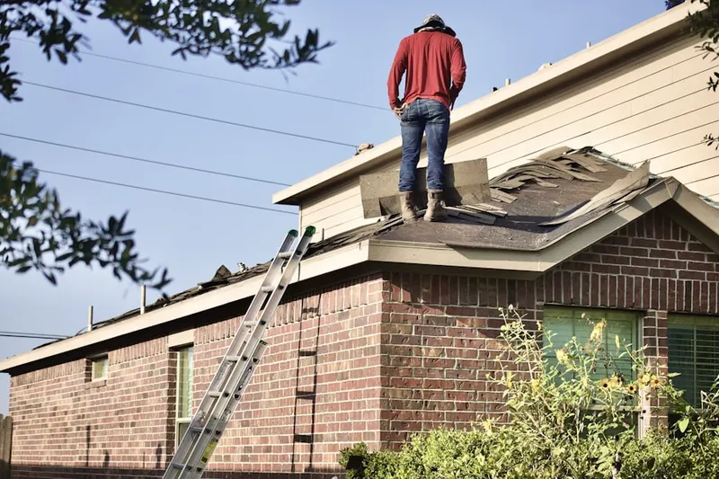 Professional roofer working on a residential roof in Gogorza